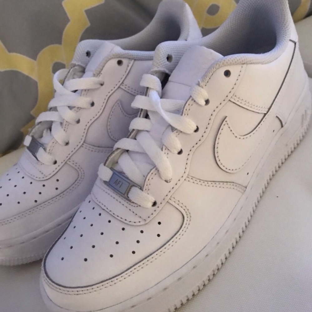 NIKE AIR FORCES 1 SIZE 8